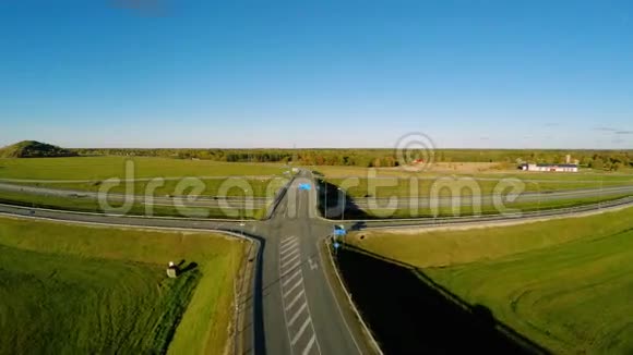 州际通勤交通过桥的空中透视空中徒步旅行视频的预览图