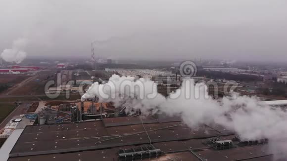 木材加工厂用来自管道的烟雾污染空气视频的预览图