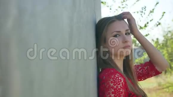 严肃的女孩站在油桶附近旧油桶视频的预览图
