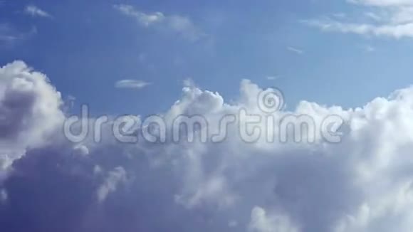炽热的蓝天上的云视频的预览图