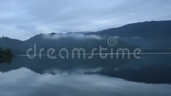 湖中云雾缭绕的山景视频的预览图