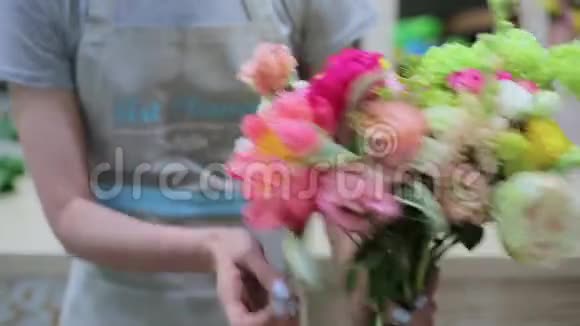 花店中的女性花店视频的预览图