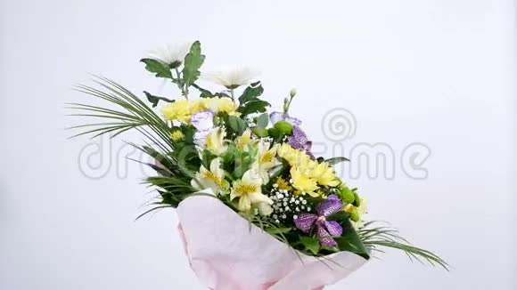 花花束在白色背景上旋转花的组成包括兰花万达菊花桑蒂尼视频的预览图
