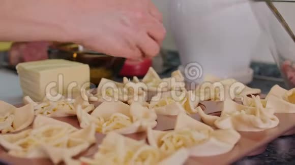 家庭主妇准备香肠奶酪烘烤用鸡蛋润滑面团视频的预览图