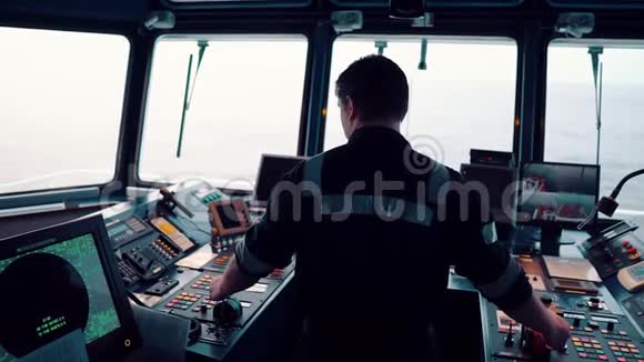在大桥航行观察期间的海洋航行员视频的预览图