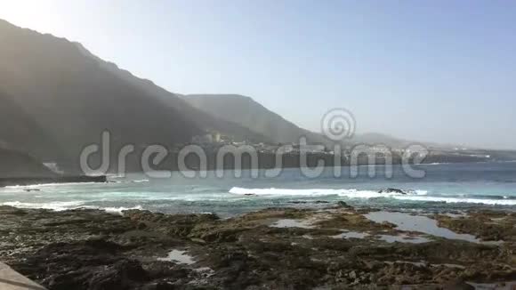 特内里费有火山石的海滩视频的预览图