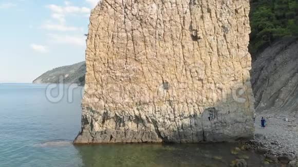 在海里的岩石空中射击视频的预览图