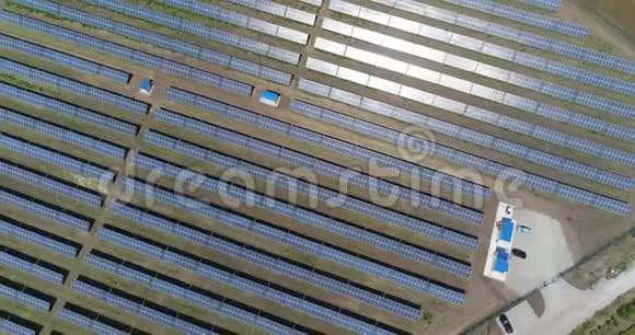 一座太阳能发电厂的全景图一排排太阳能电池板太阳能电池板顶部视图到太阳能发电厂的空中视图视频的预览图