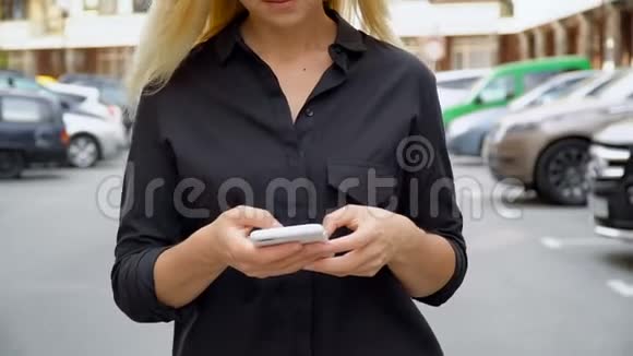 智能手机在女性手中全高清视频视频的预览图
