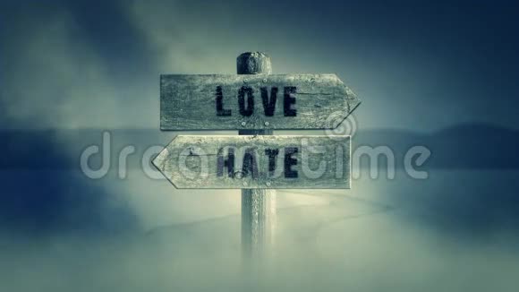十字路中间的旧木制标牌上面写着爱与恨视频的预览图