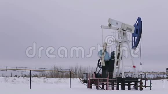 石油和天然气工业油田油泵千斤顶工作视频的预览图