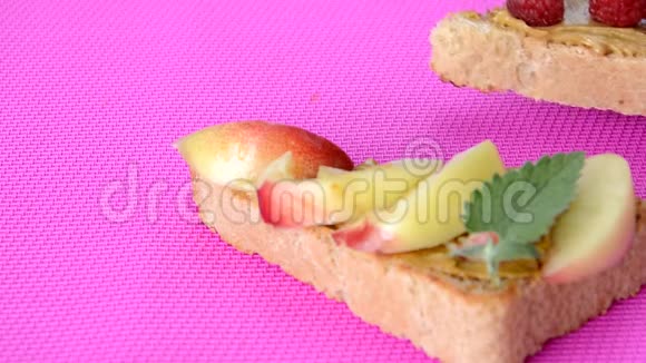 不同的美味烤面包在绿色或粉红色深红色背景健康三明治作为早餐或零食一起吃烤面包视频的预览图