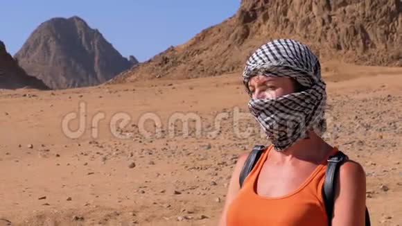 埃及沙漠中的凯菲耶女孩视频的预览图