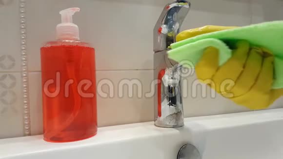 双手戴手套洗手间洗手间洗手间洗手间洗手间清洁卫生视频的预览图