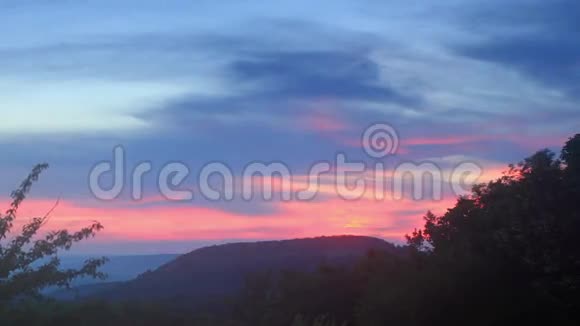 时间流逝的夕阳在山上楚富特卡莱克里米亚视频的预览图