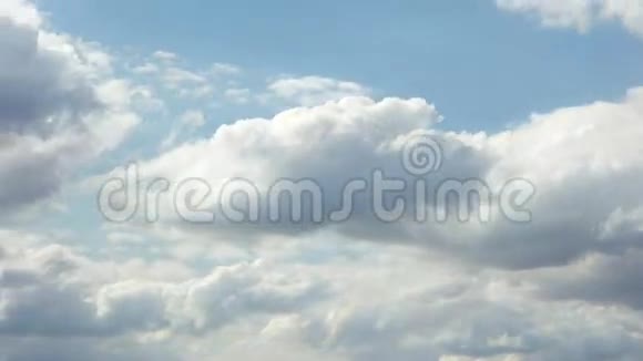 蓝天云景中的白云一天之内视频的预览图