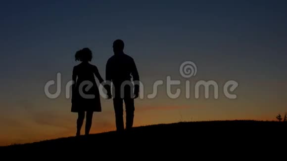 恋爱中的情侣在日落时散步视频的预览图