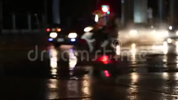 泰国Samutprakarn下雨天的夜间交通灯视频的预览图