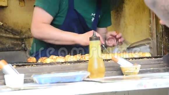 日本人烹调takoyaki是一种球形的日本小吃视频的预览图