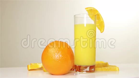 橘子和橙汁在桌子上旋转特写视频的预览图
