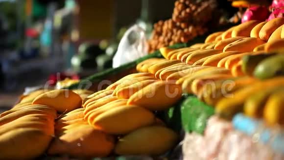 街头亚洲市场出售的异国水果视频的预览图