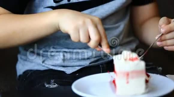 快乐的亚洲孩子一起吃蛋糕视频的预览图