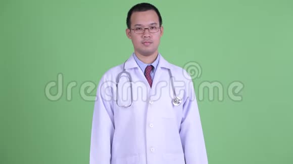 戴眼镜的快乐亚洲男医生视频的预览图