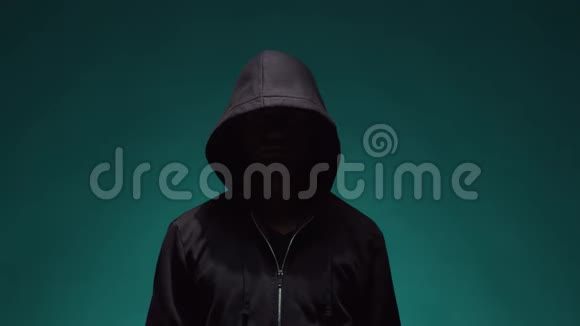 戴帽衫的电脑黑客肖像蒙蒙的黑脸数据窃贼网络欺诈黑网和网络安全视频的预览图
