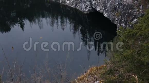 美丽的湖景与翡翠山被悬崖环绕这里没有人水中的森林倒影视频的预览图