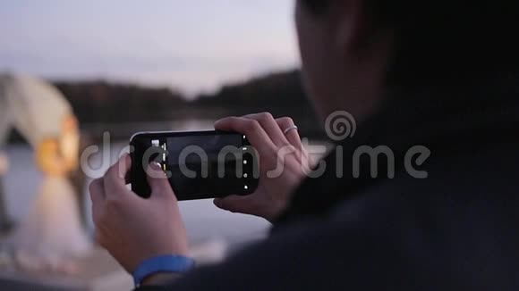 年轻人在智能手机上拍照视频的预览图
