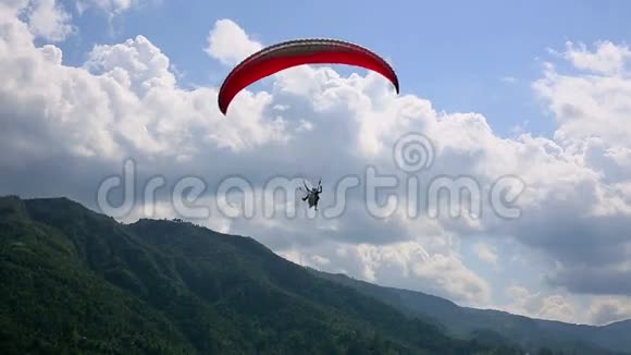 在尼泊尔波哈拉上空滑翔视频的预览图