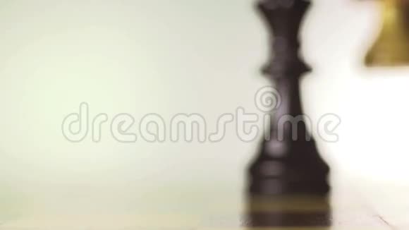 白棋手用棋子打倒黑王视频的预览图