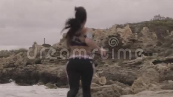 年轻健康的运动女人在海滩上慢跑超级慢动作稳定器射击视频的预览图