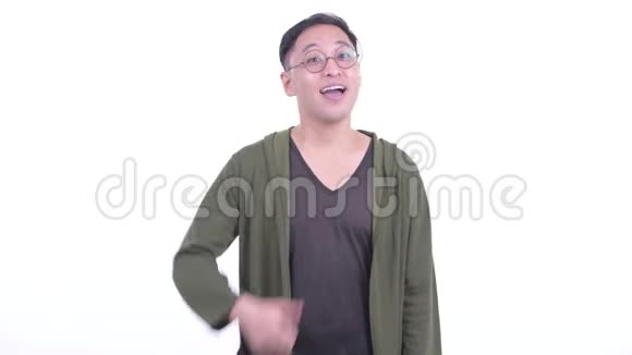 戴眼镜的日本快乐男人竖起大拇指视频的预览图