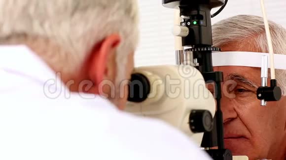 医生检查老年病人的眼睛视频的预览图