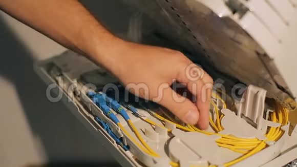 服务器机房的网络工程师视频的预览图