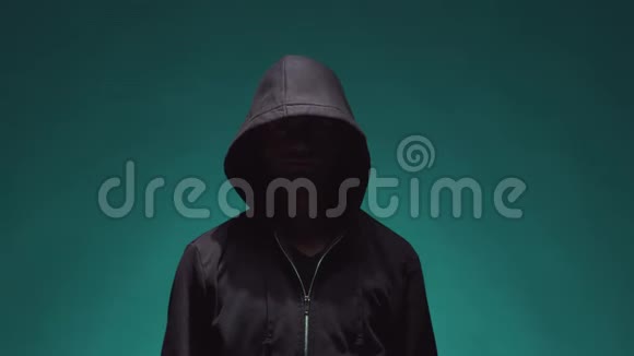 戴帽衫的电脑黑客肖像蒙蒙的黑脸数据窃贼网络欺诈黑网和网络安全视频的预览图