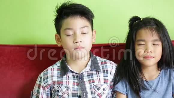 快乐的亚洲男孩和女孩看着相机微笑视频的预览图