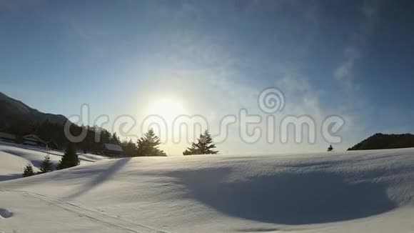 美丽的冬季景观在阳光明媚的日子里白雪皑皑视频的预览图