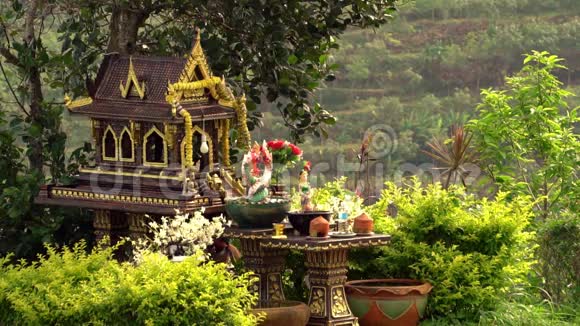 泰国精神之家圣菲拉菲姆雷恩特沃达普泰亚菲姆在普吉岛的绿山岩石和草视频的预览图