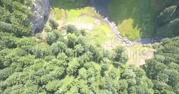 盐溪瀑布位于圣蒂亚姆山口视频的预览图