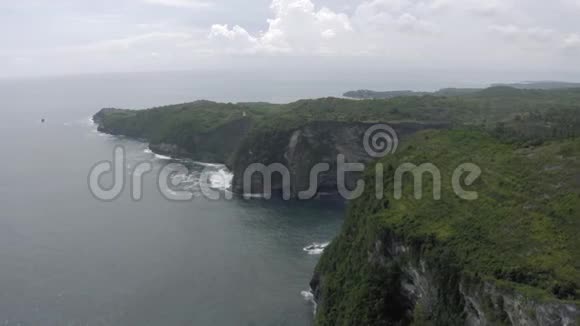 印度尼西亚NusaPenida岛附近的Keling海滩巴厘岛无人驾驶飞机4K视频的预览图