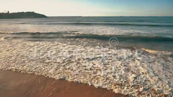 大西洋海浪有泡沫橙色的沙子和戏剧性的云蓝色的天空视频的预览图