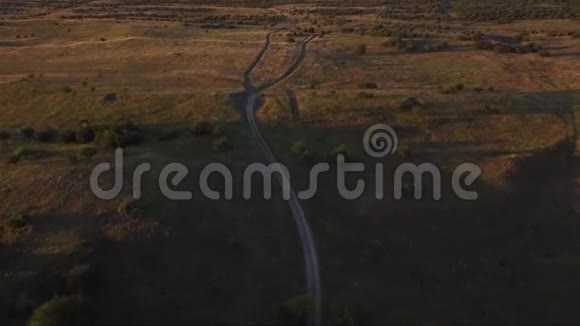 日落时的乡村田野无人机空中镜头视频的预览图