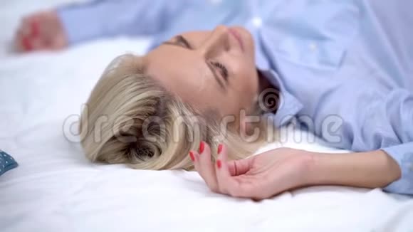 早上在床上放松的成年女性视频的预览图