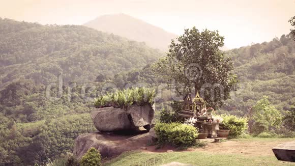 泰国精神之家圣菲拉菲姆雷恩特沃达普泰亚菲姆在普吉岛的绿山岩石和草视频的预览图