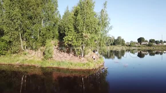 森林田野河流和道路视频的预览图