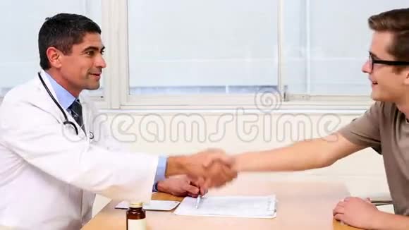 医生和他的病人握手视频的预览图
