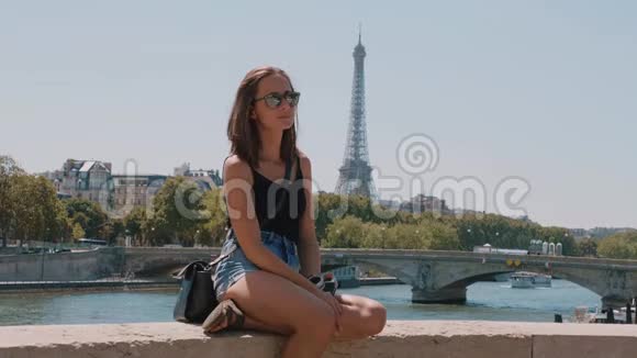 巴黎塞纳河畔的年轻女子视频的预览图