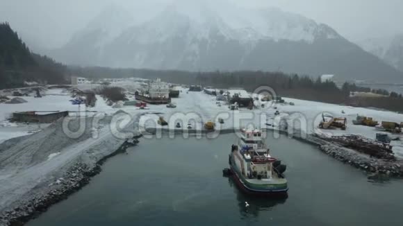 冰冻船厂的景色视频的预览图